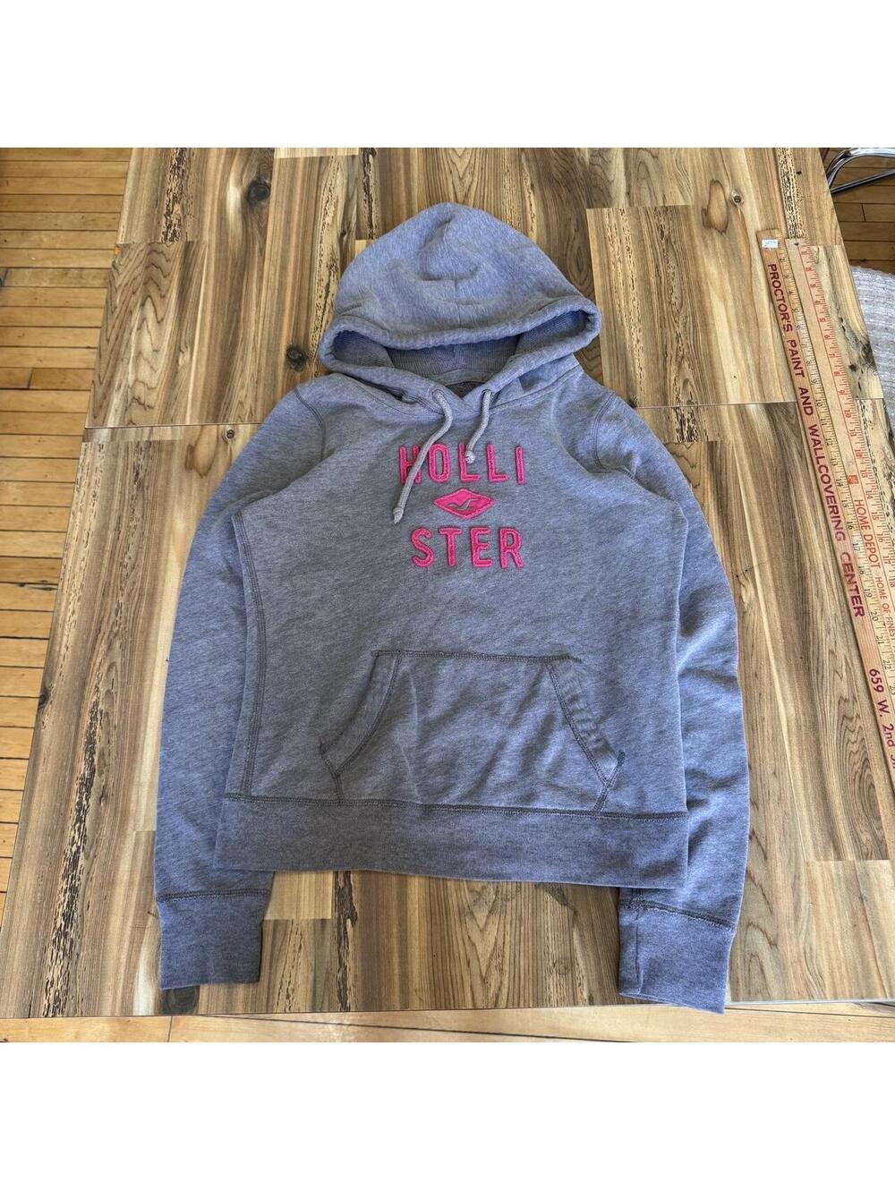 Gray Hollister Co. hoodie with pink logo,